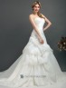 Vestido de novia con falda abullonada.