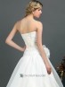 Traje nupcial falda con tablas.