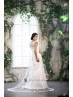 Vestido de novia escote en V.