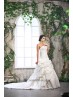 Traje de novia con falda voluminosa.