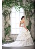 Traje de novia con falda voluminosa.