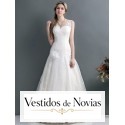 Robe de mariée avec  bretelles brodées.