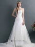 Traje de novia con bordados.