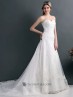 Traje de novia con bordados.