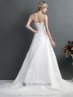 Traje de novia con bordados.