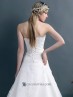 Traje de novia con bordados.