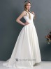 Traje de novia con escote de barco.