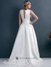 Traje de novia con escote de barco.