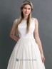 Traje de novia con escote de barco.