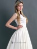 Traje de novia con escote de barco.