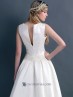 Traje de novia con escote de barco.