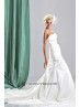 Vestido nupcial con drapeados.