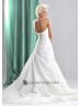 Vestido nupcial con drapeados.