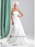Vestido nupcial con drapeados.