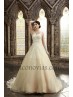 Robe de mariée couleur champagne.