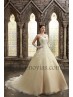 Robe de mariée couleur champagne.